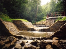 Opěrná zeď, dřevěný práh, lapač splavenin, dlažba do betonu, sanace nátrží