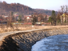 Zához z lomového kamene, hutněná hráz, sanace nátrží